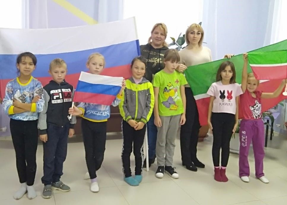 Уважаемые жители Камско-Устьинского района!  Сердечно поздравляю вас с Днем народного единства и Днем Конституции  Республики Татарстан!