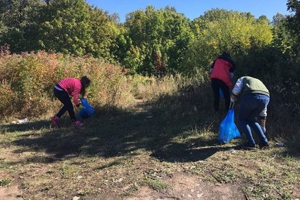 Учащиеся Камско-Устьинской татарской школы участвовали в уборке леса от мусора на Зимовье