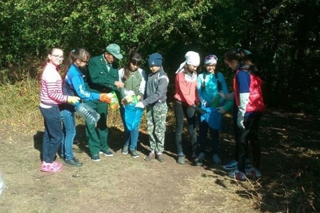 Учащиеся Камско-Устьинской татарской школы участвовали в уборке леса от мусора на Зимовье