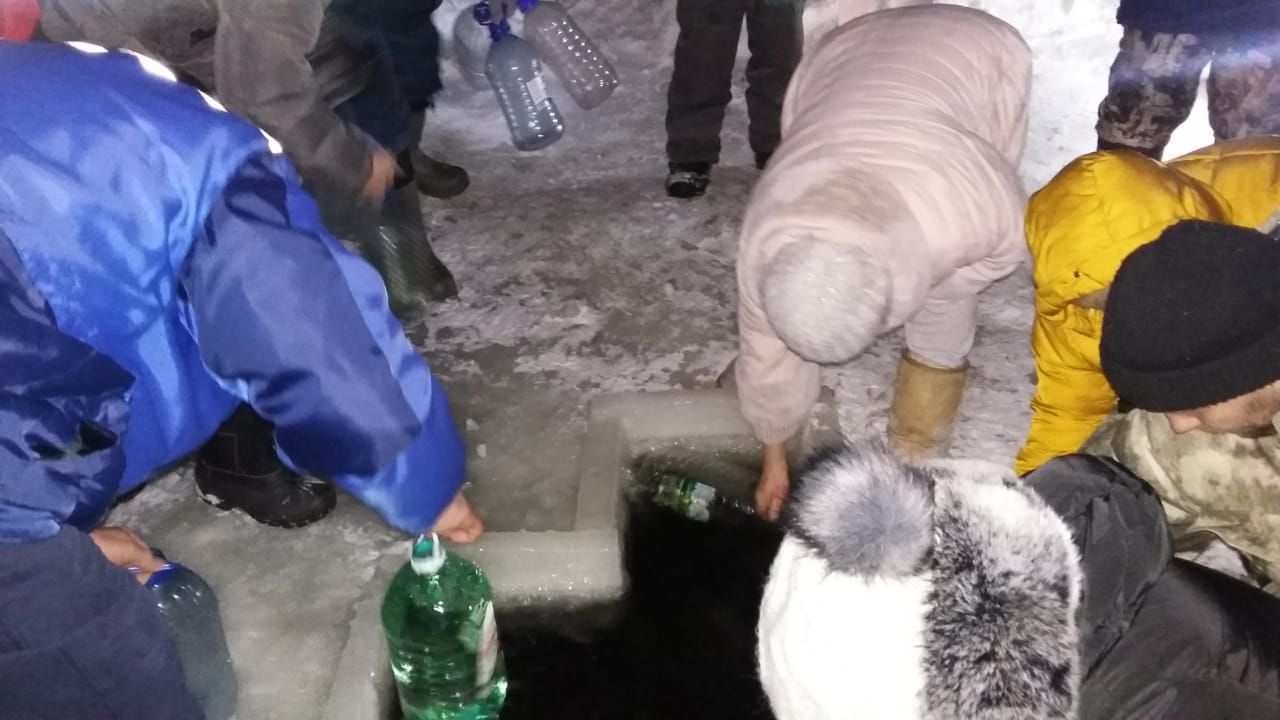 35 человек в эту полночь окунулись в купель в Камском Устье