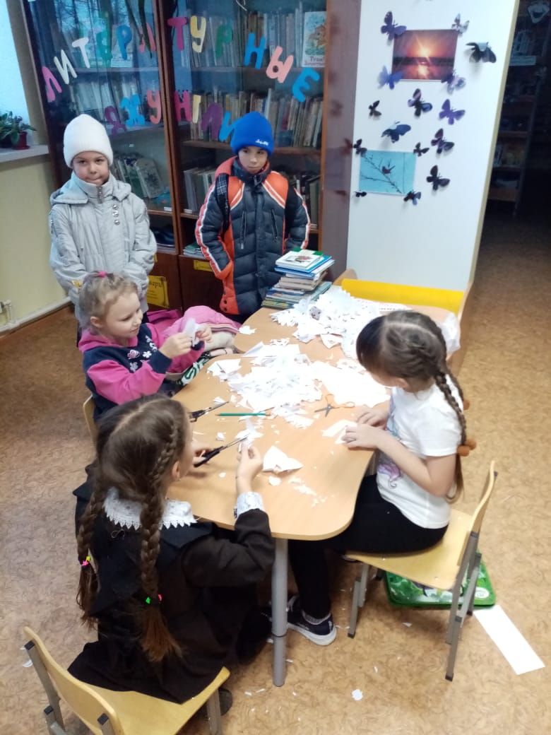 Накануне новогодних праздников в Теньковской сельской библиотеке открылась «Мастерская  Деда Мороза»