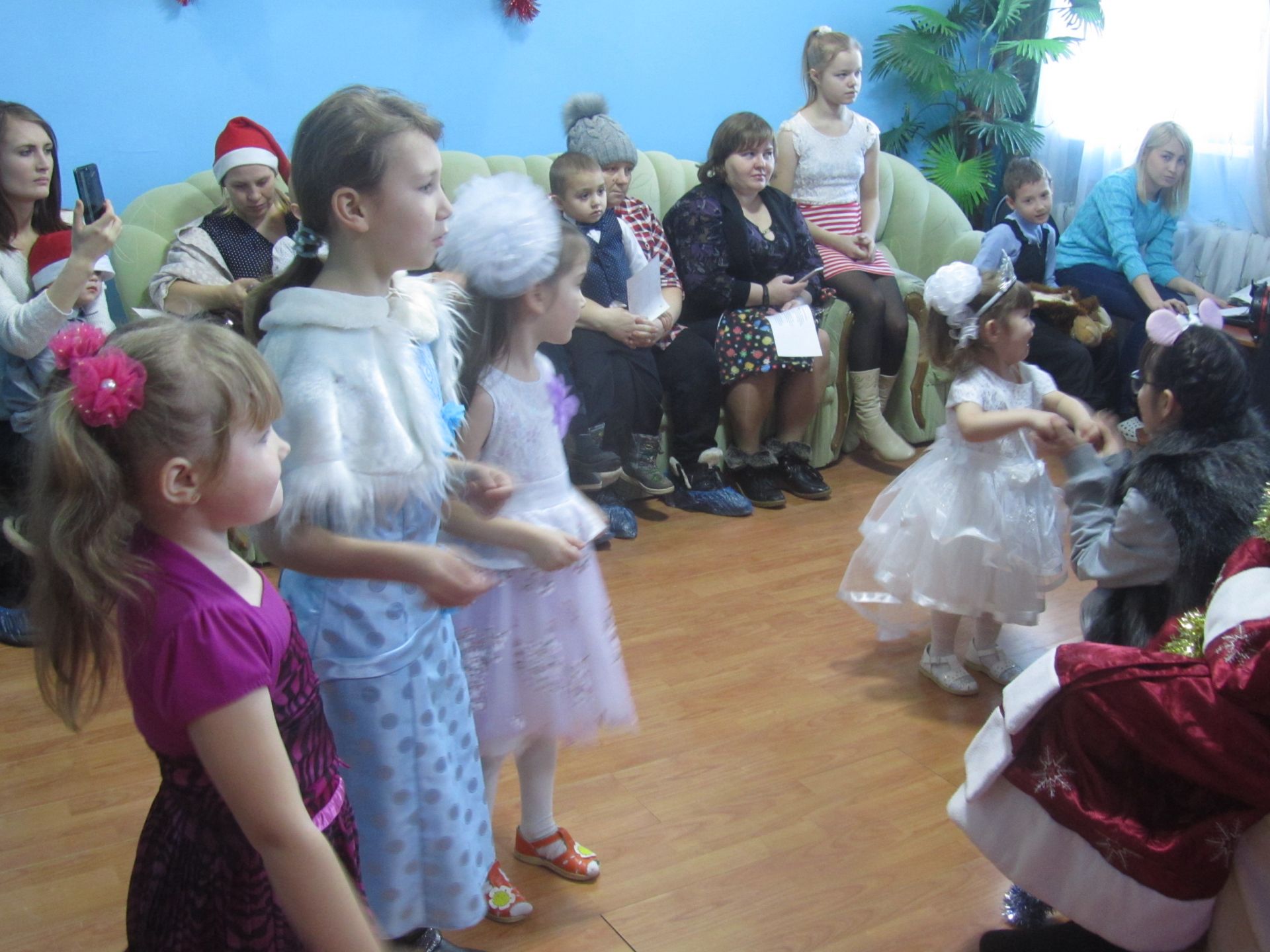 Дед Мороз-единорос поздравил с Новым годом детей из многодетных семей