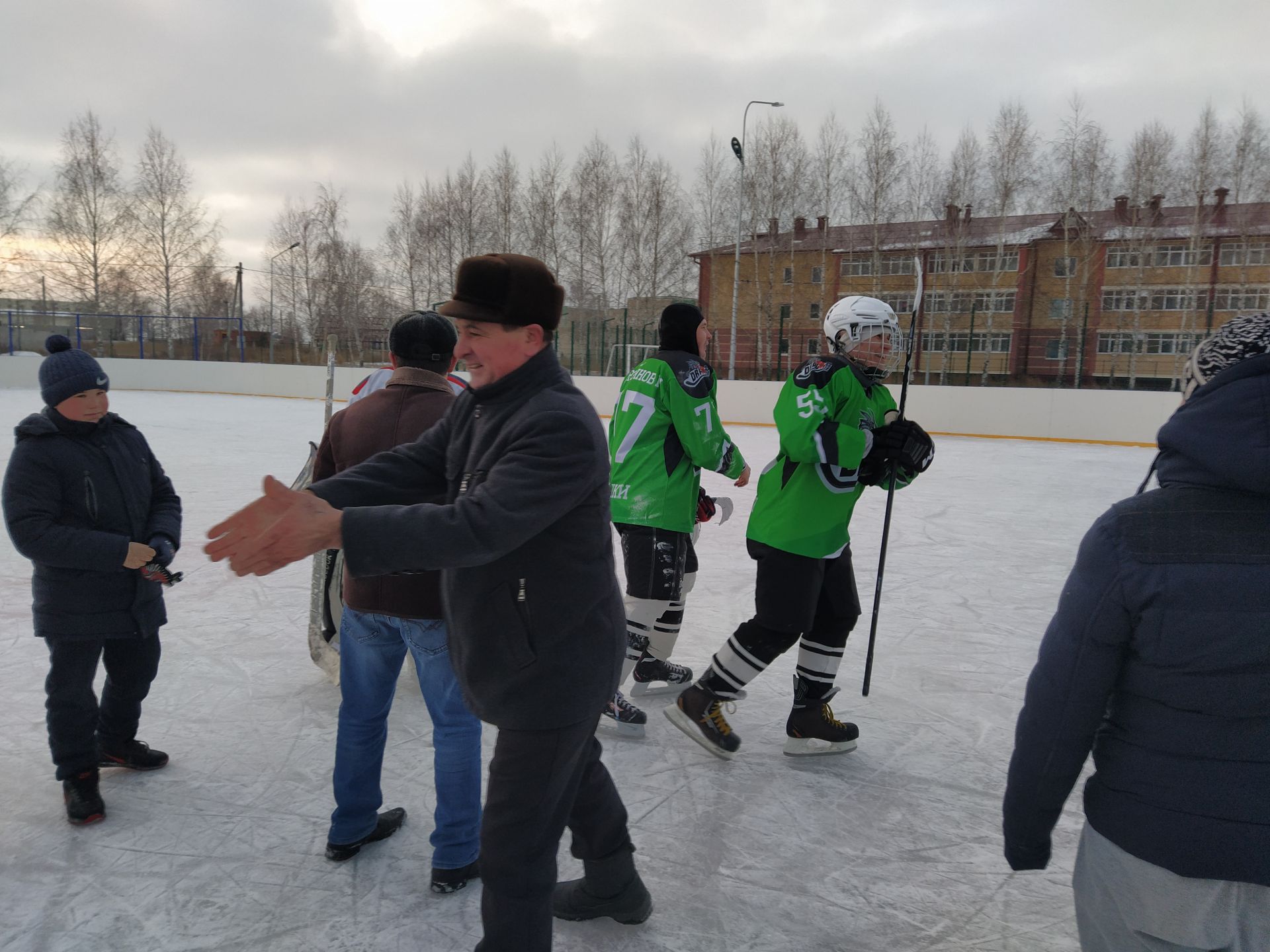 В Камском Устье провели турнир по хоккею на призы Деда Мороза