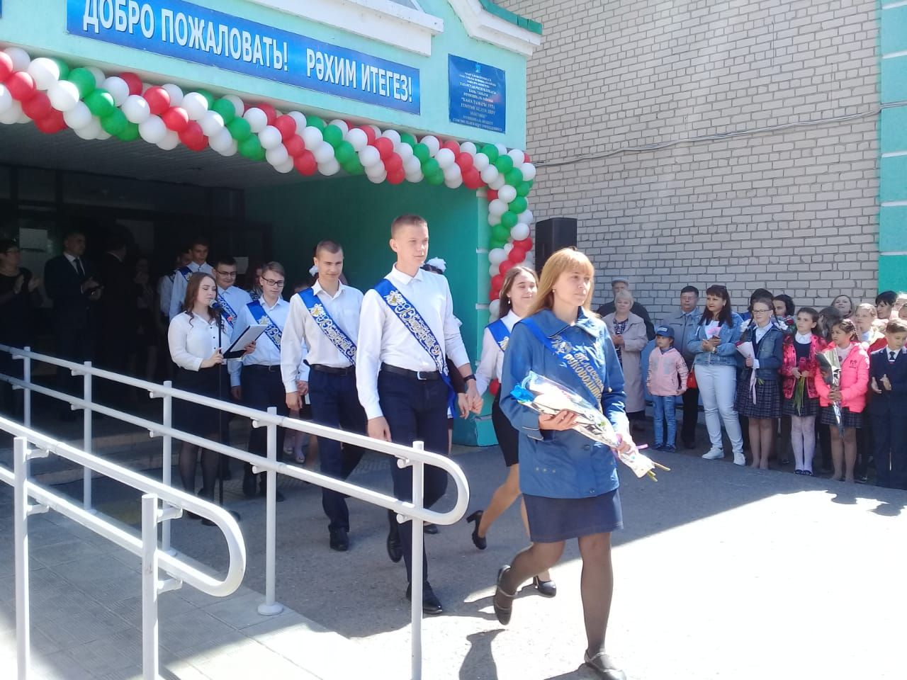 Последний звонок в Камскоустьинской школе (фоторепортаж)
