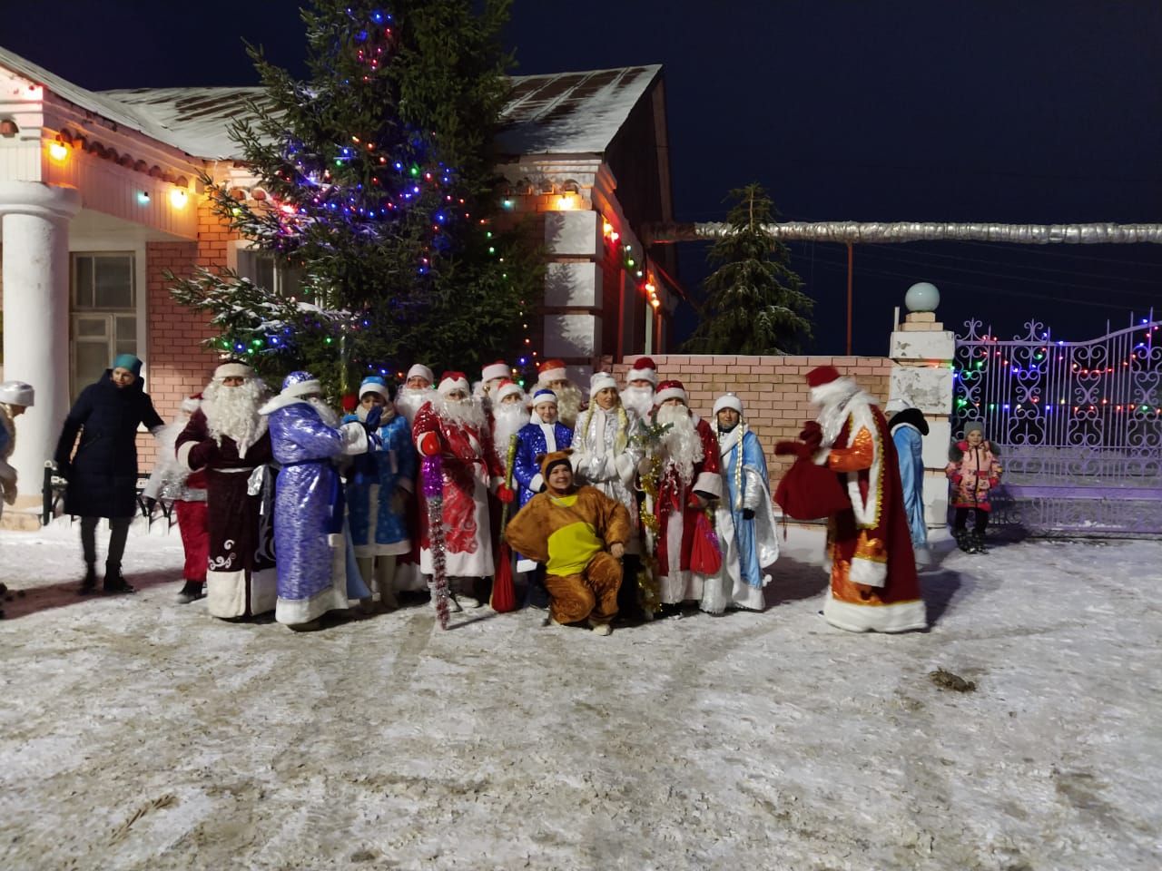 В Камском Устье Старый Новый год отметили парадом Дедов Морозов