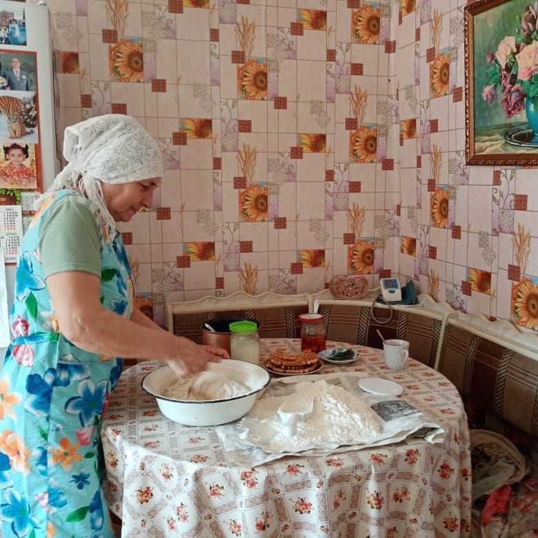 Пишут стихи, мастерят домовят, вяжут и пекут: чем заняты пожилые Камского Устья во время самоизоляции