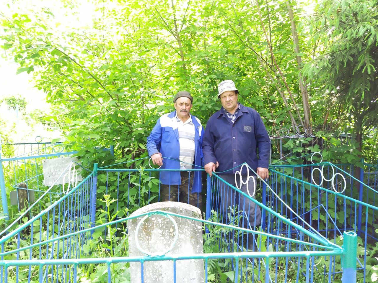 Балтачевцы провели субботник на кладбище
