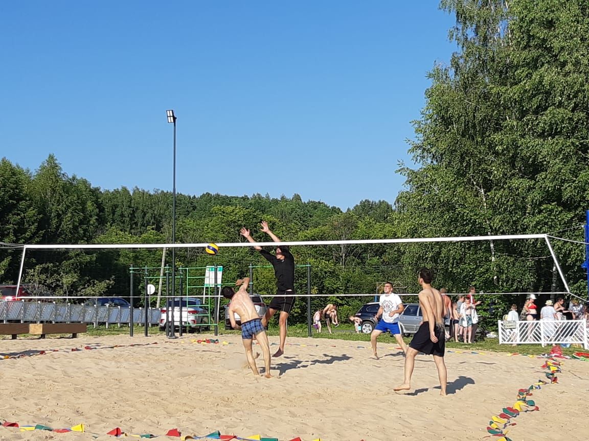 Шесть команд приняли участие в состязаниях по пляжному волейболу