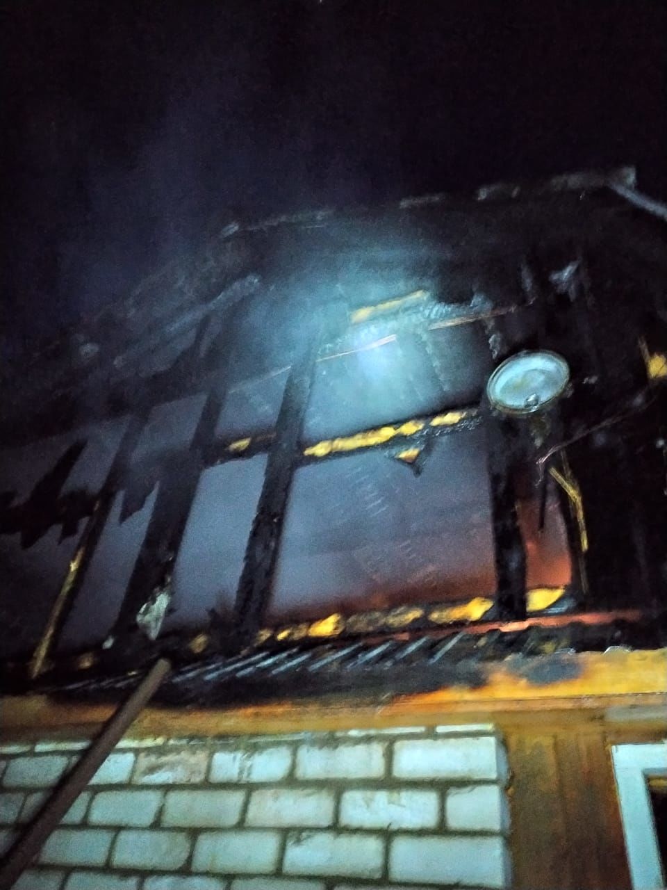 Пожарным удалось отстоять жилой дом и надворные постройки в Теньках
