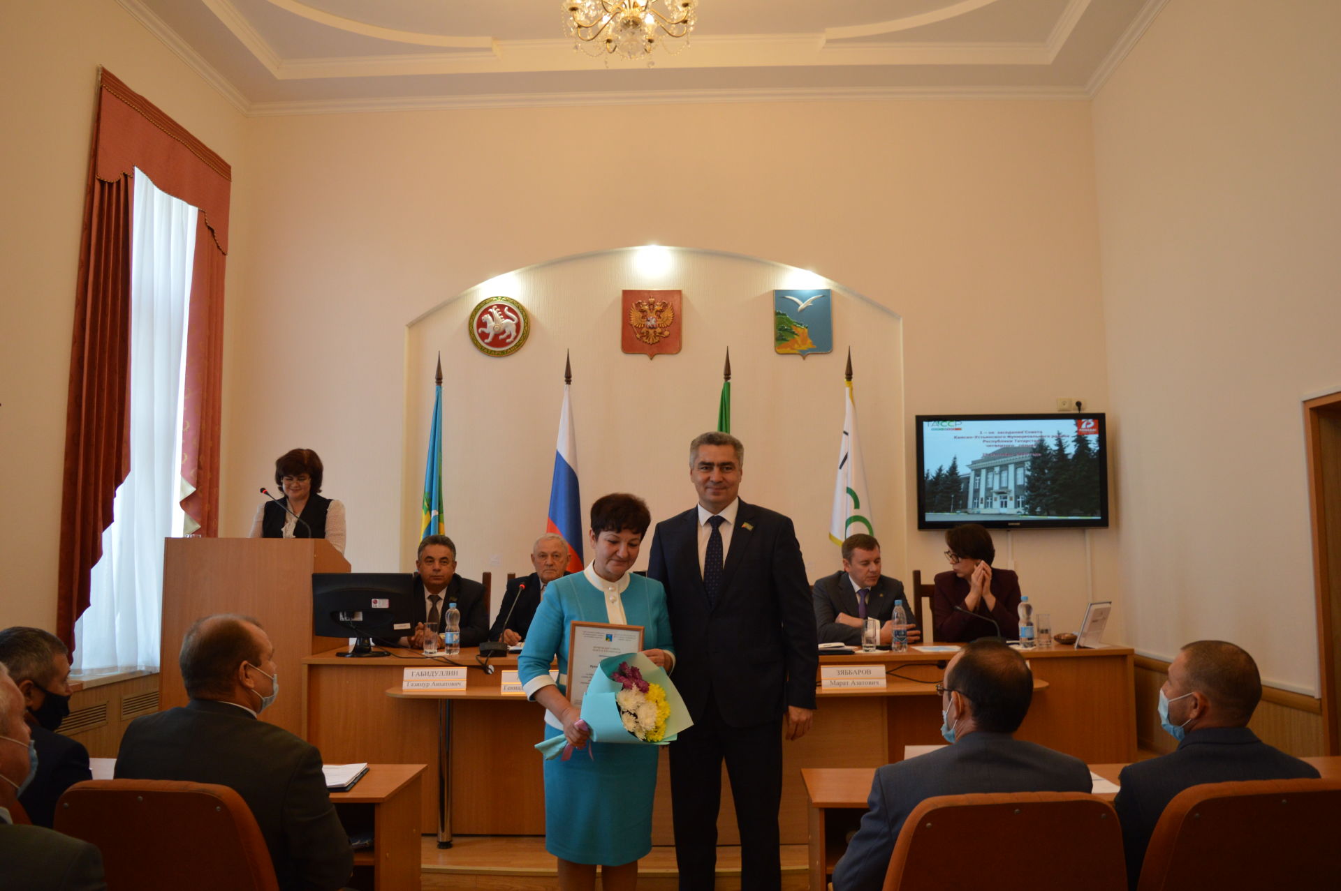 Вновь избранный глава района вручил почётные грамоты депутатам третьего созыва (Фоторепортаж)