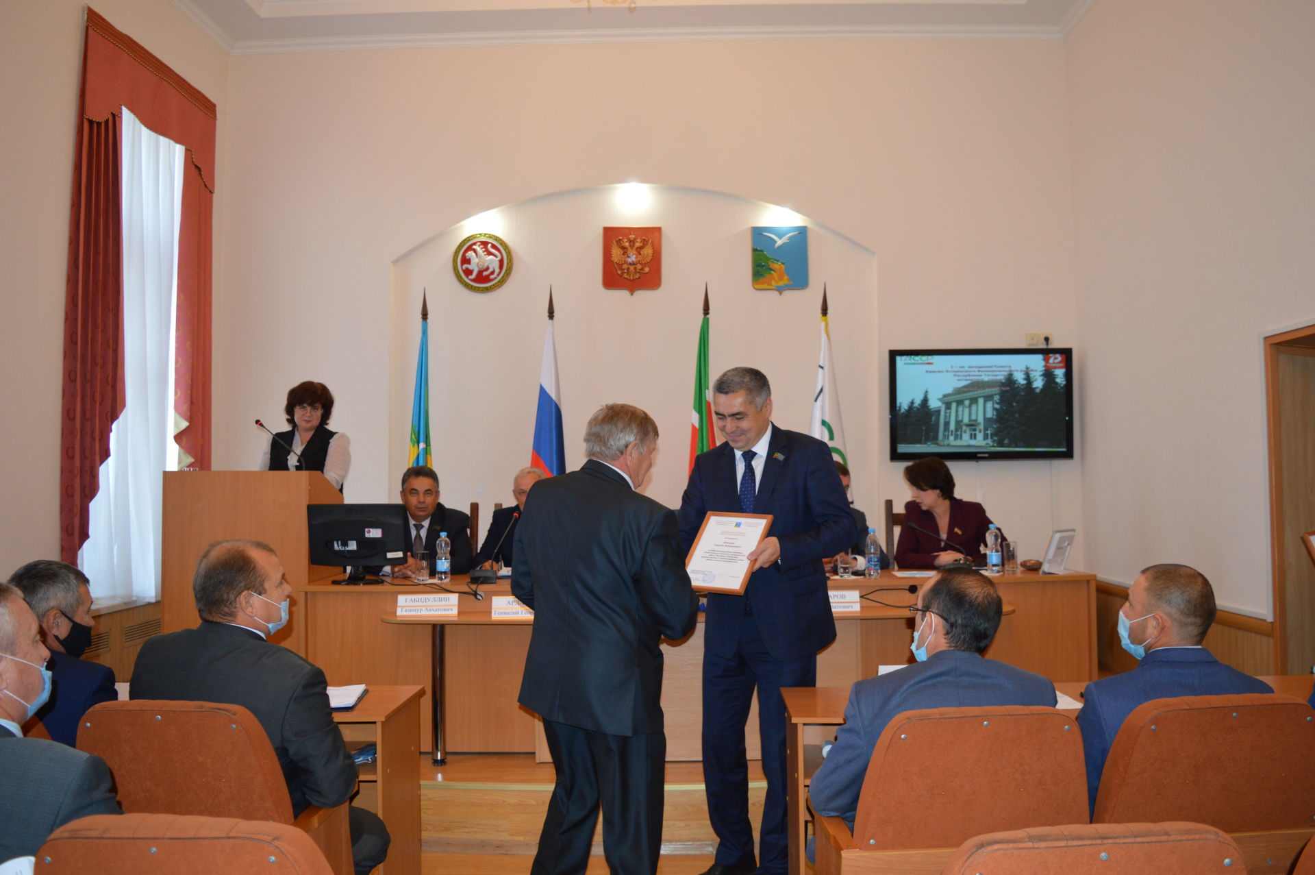 Вновь избранный глава района вручил почётные грамоты депутатам третьего созыва (Фоторепортаж)
