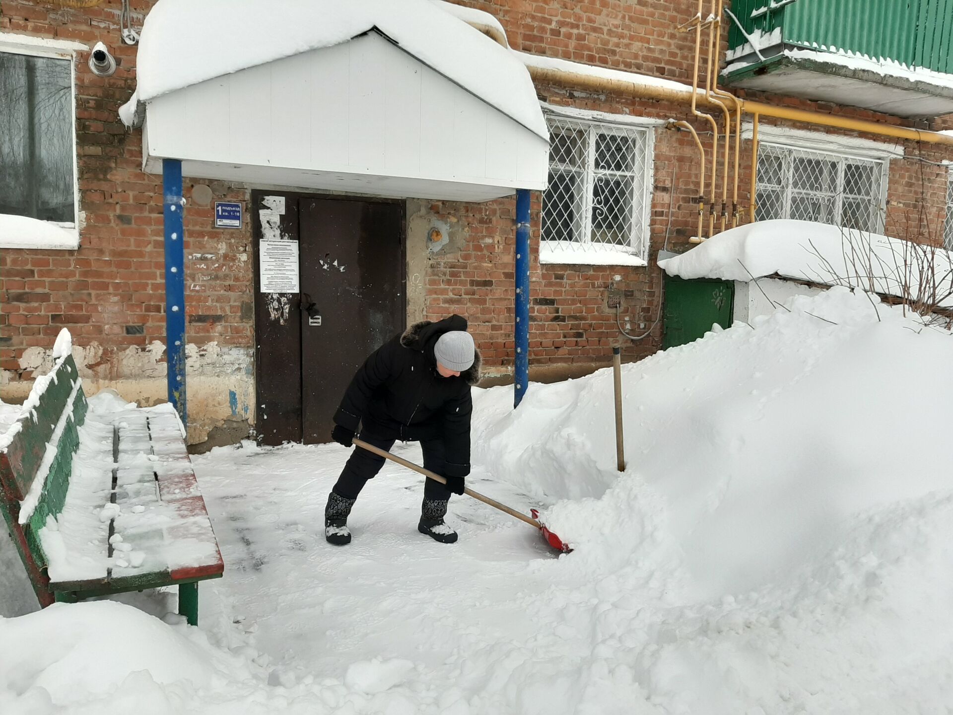 В районе повсеместно идет работа по борьбе с последствиями снегопада