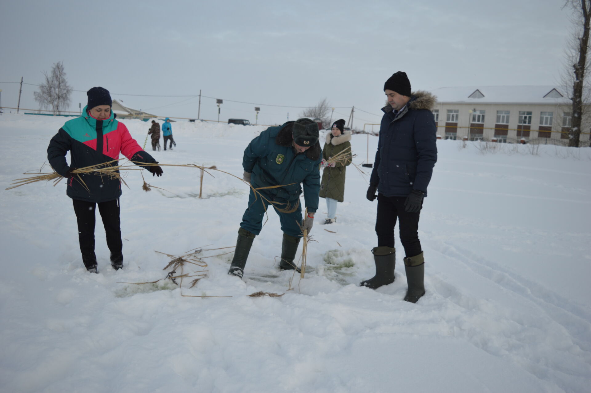Сегодня на Школьном озере в Камском Устье прошла традиционная зимняя акция по сохранению фауны водоема