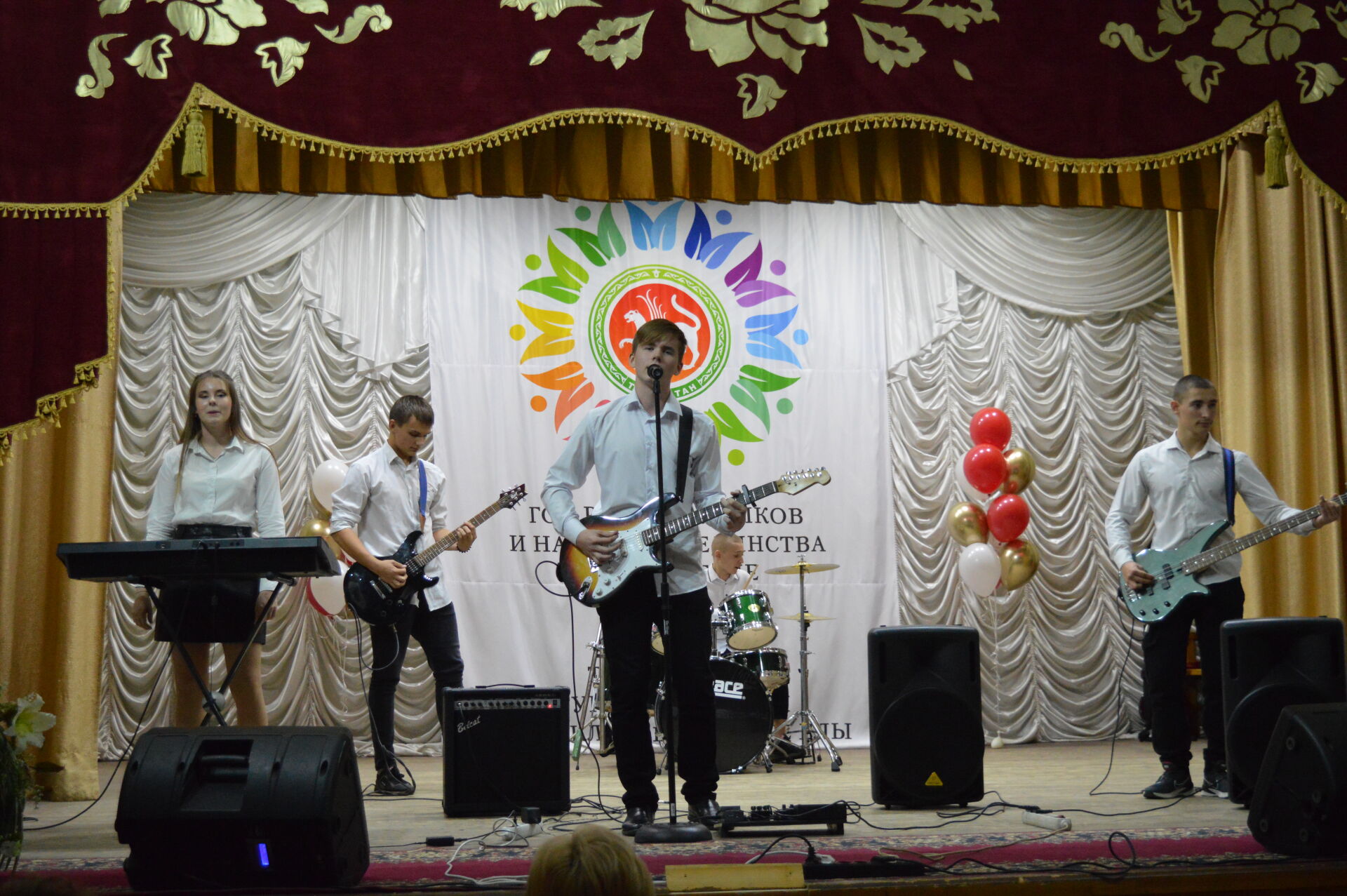 Работников образования поздравили с профессиональным праздником в РДК