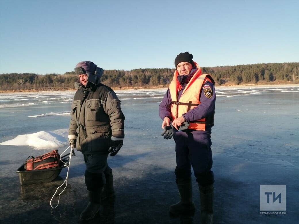 В Камском Устье спасли трёх рыбаков, оказавшихся отрезанными водой на льду