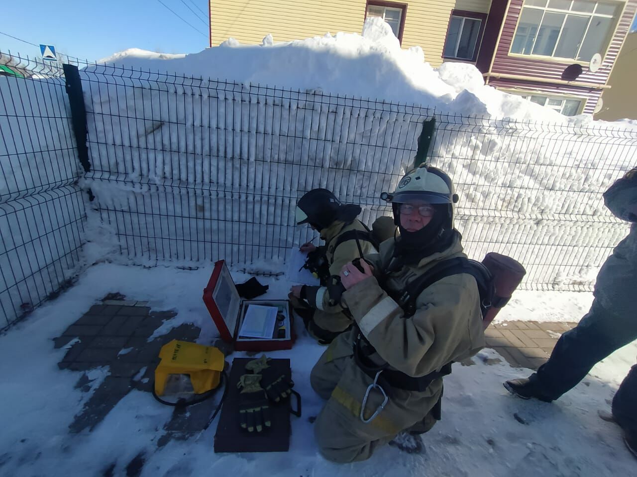 На учениях МЧС в кадетской школе  спасали учителя, оставшегося на третьем этаже