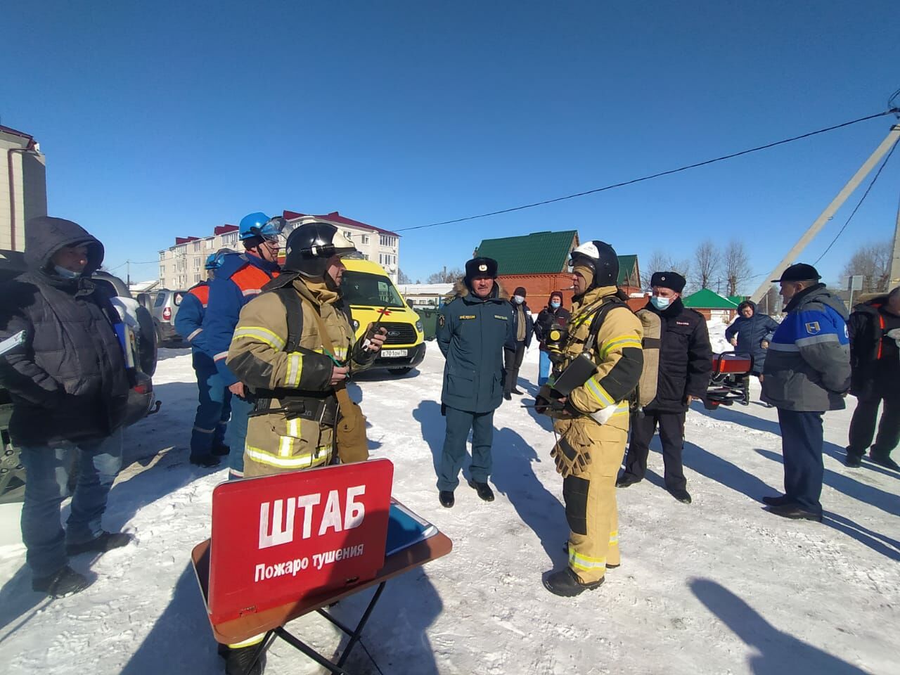 На учениях МЧС в кадетской школе  спасали учителя, оставшегося на третьем этаже