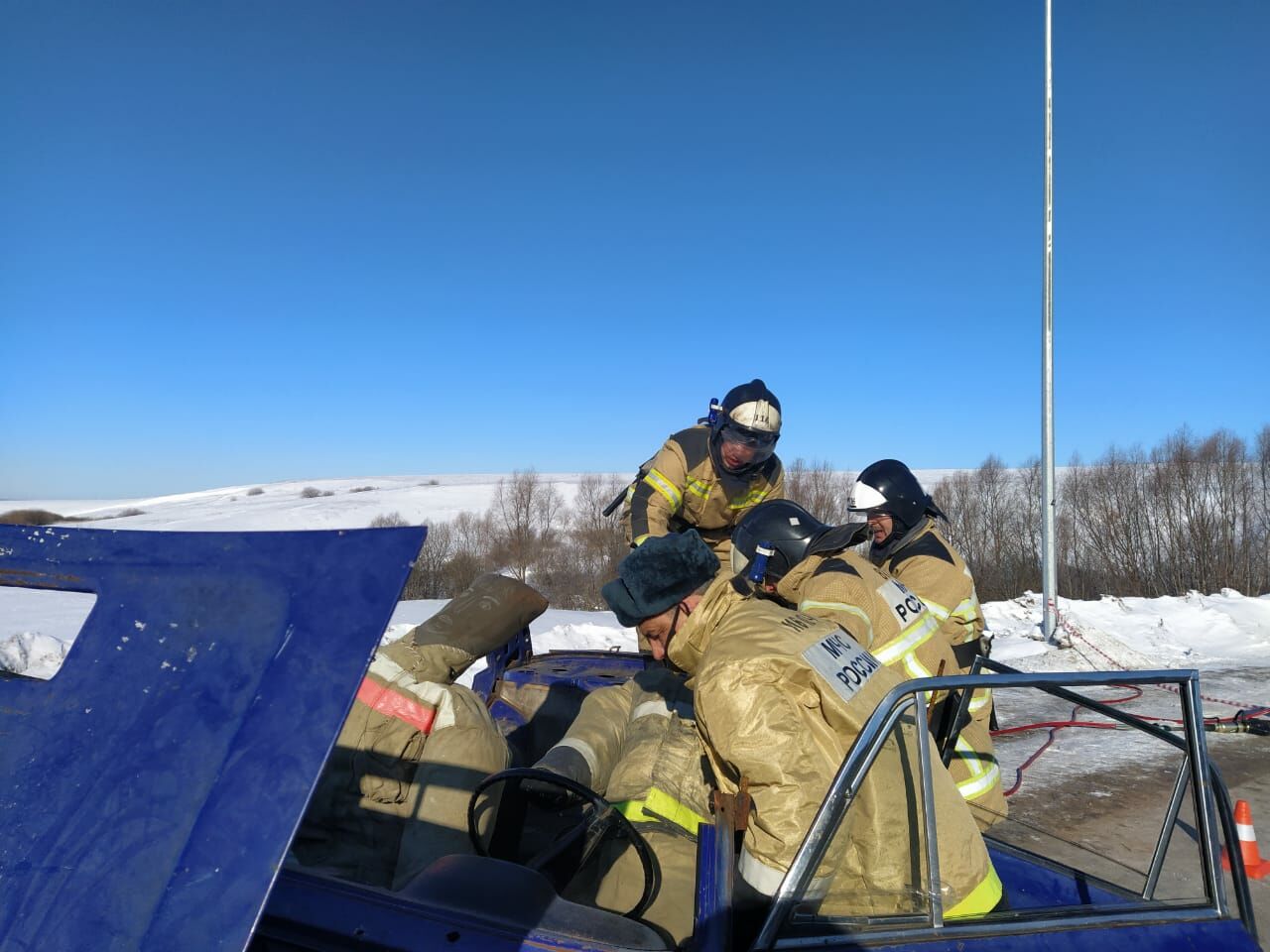 Спасение пострадавших в ДТП с микроавтобусом на учениях МЧС в Камском Устье