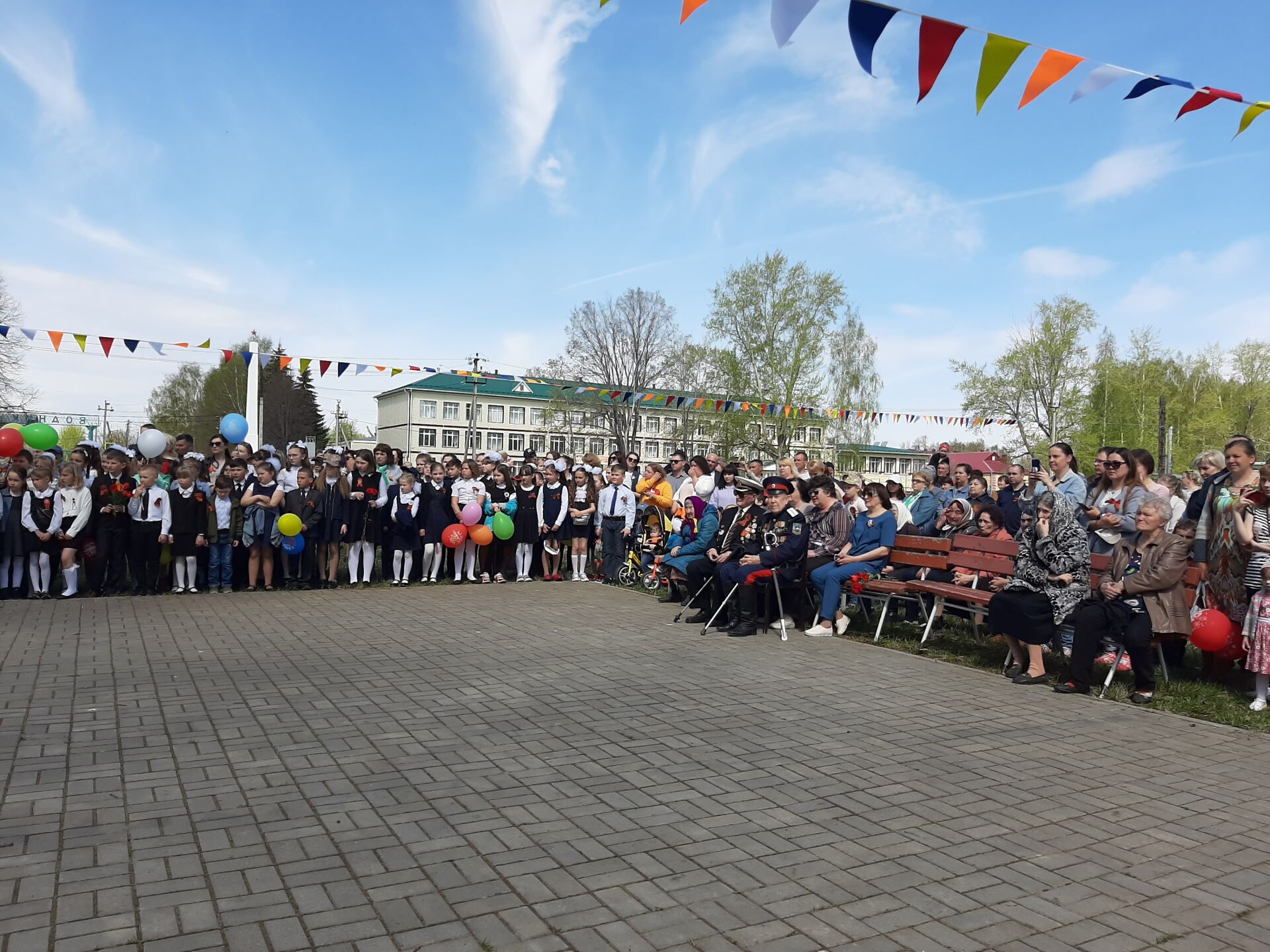 Митинг и концерт ко Дню Победы в Куйбышевском Затоне собрал большое количество жителей