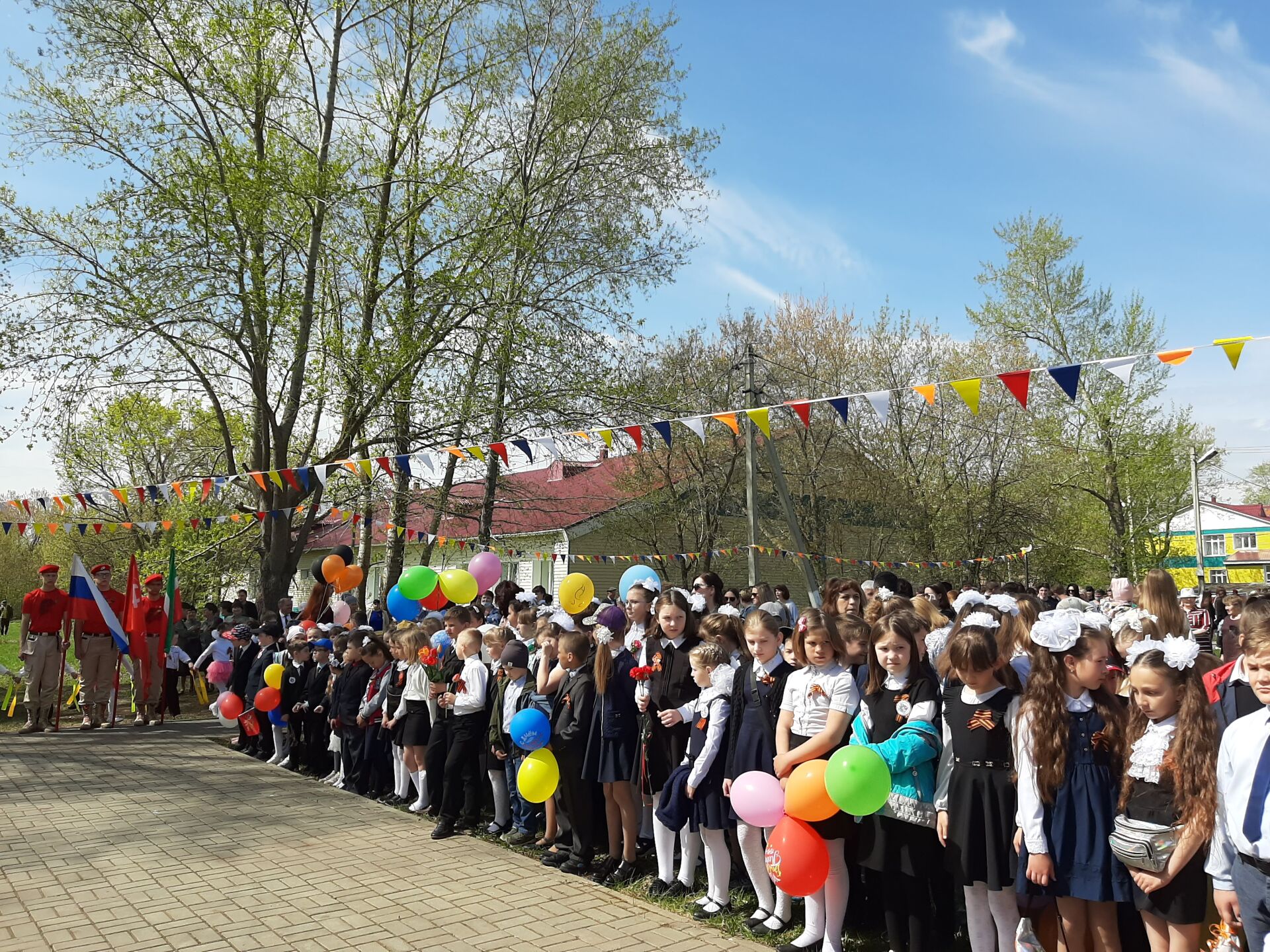 Митинг и концерт ко Дню Победы в Куйбышевском Затоне собрал большое количество жителей