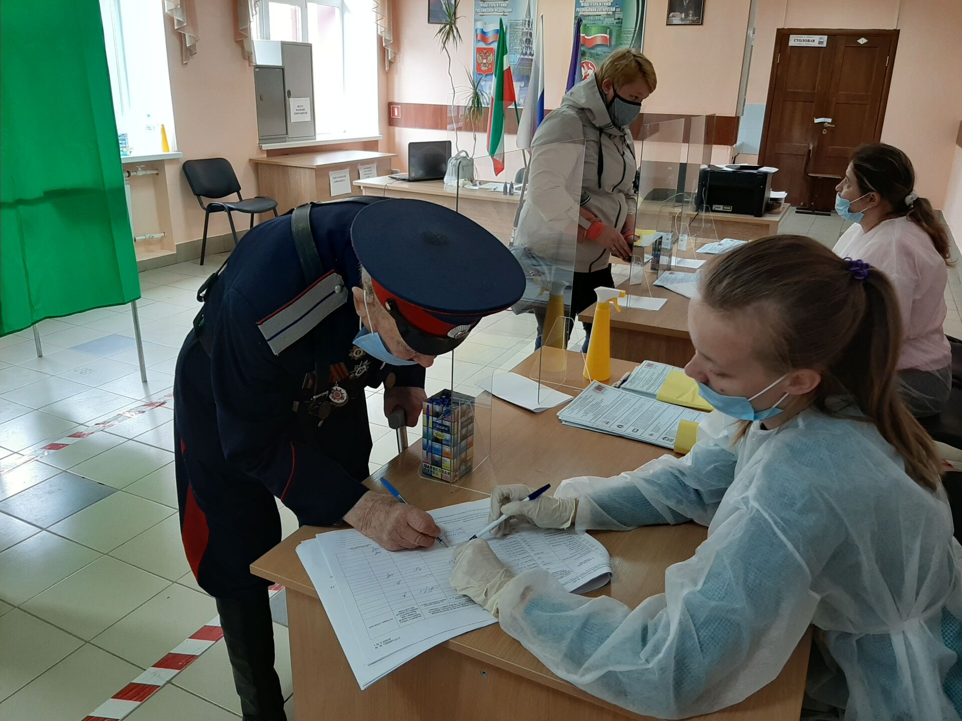 Сегодня 97-летний участник Великой Отечественной войны пришел на избирательный участок