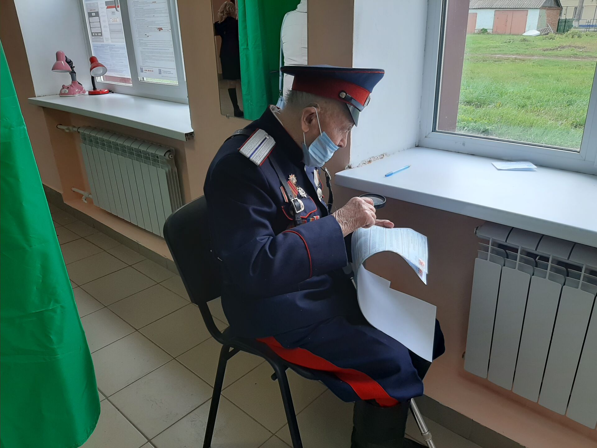 Сегодня 97-летний участник Великой Отечественной войны пришел на избирательный участок