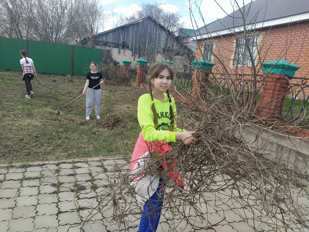 Школьники и педагоги - самые активные участники субботников в Камском Устье