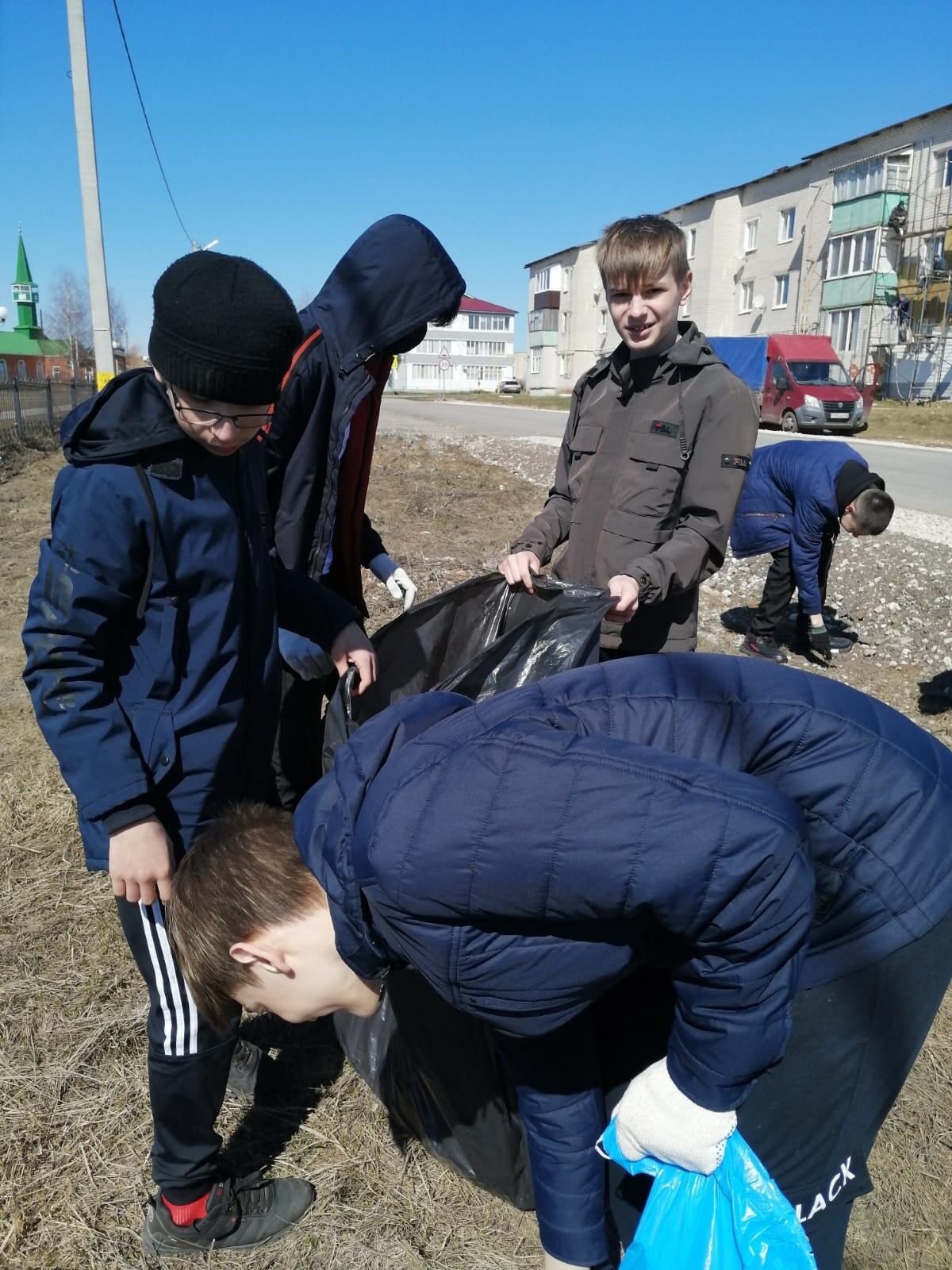 Школьники и педагоги - самые активные участники субботников в Камском Устье