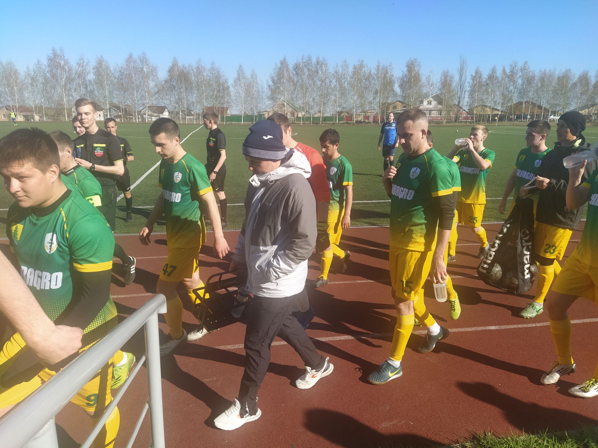 Сезон открыт: на Центральном стадионе Камского Устья прошел первый футбольный матч