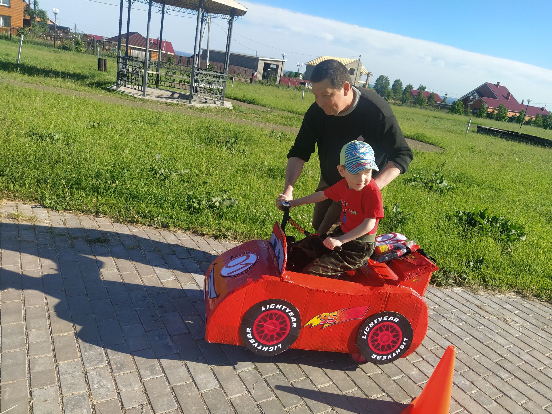 "Парад колясок" собрал в парке самых креативных родителей Камского Устья