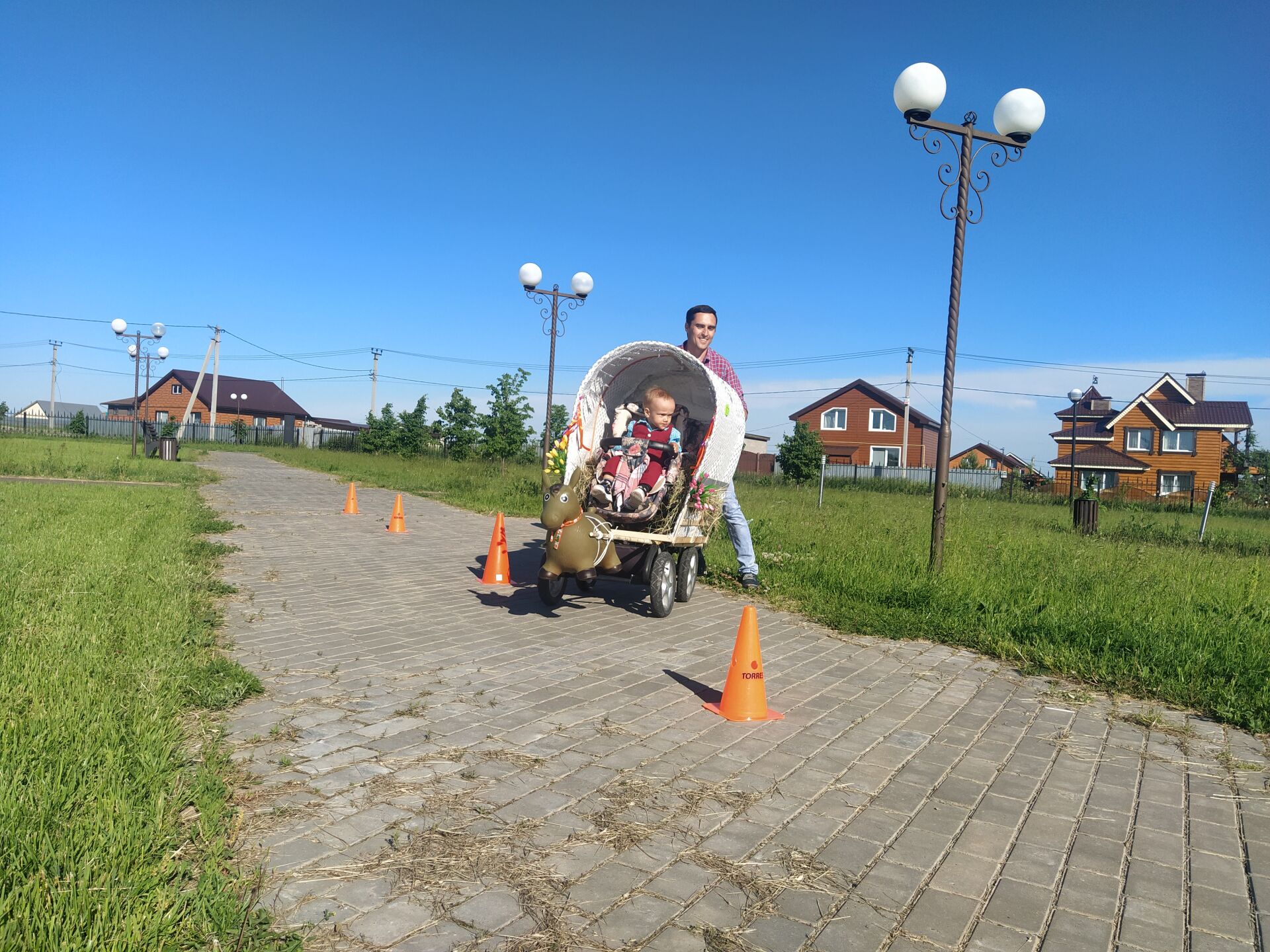 "Парад колясок" собрал в парке самых креативных родителей Камского Устья