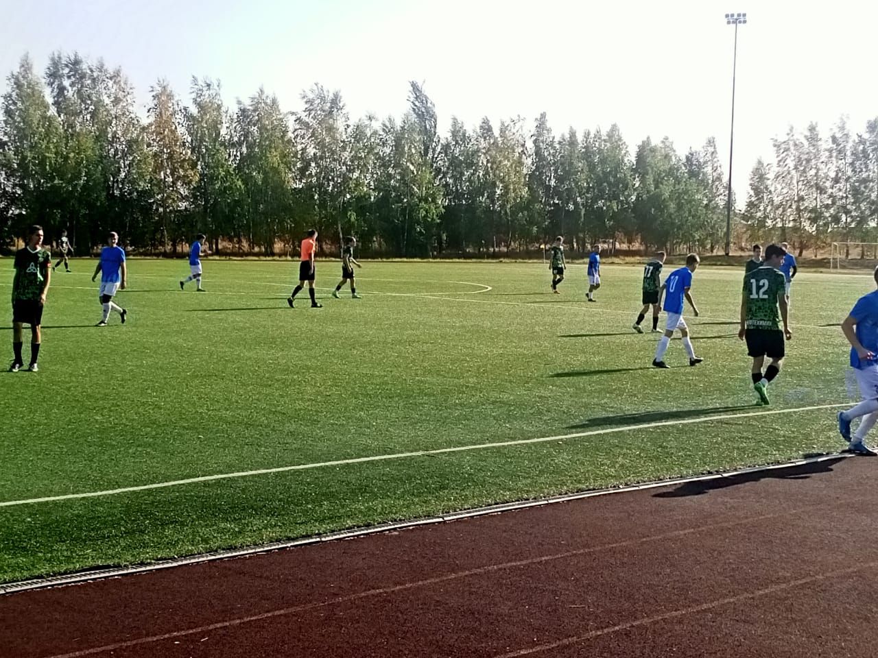 Прямо сейчас на стадионе футбольный матч: болеем за наших!
