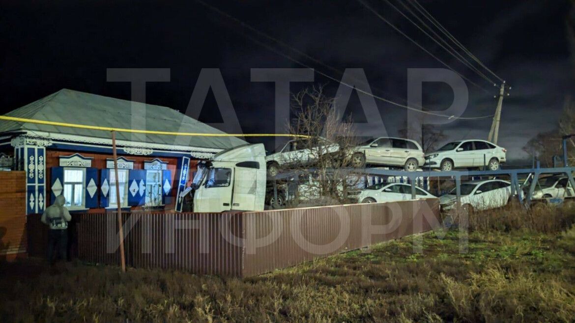 Автовоз въехал в дом в Буинском районе