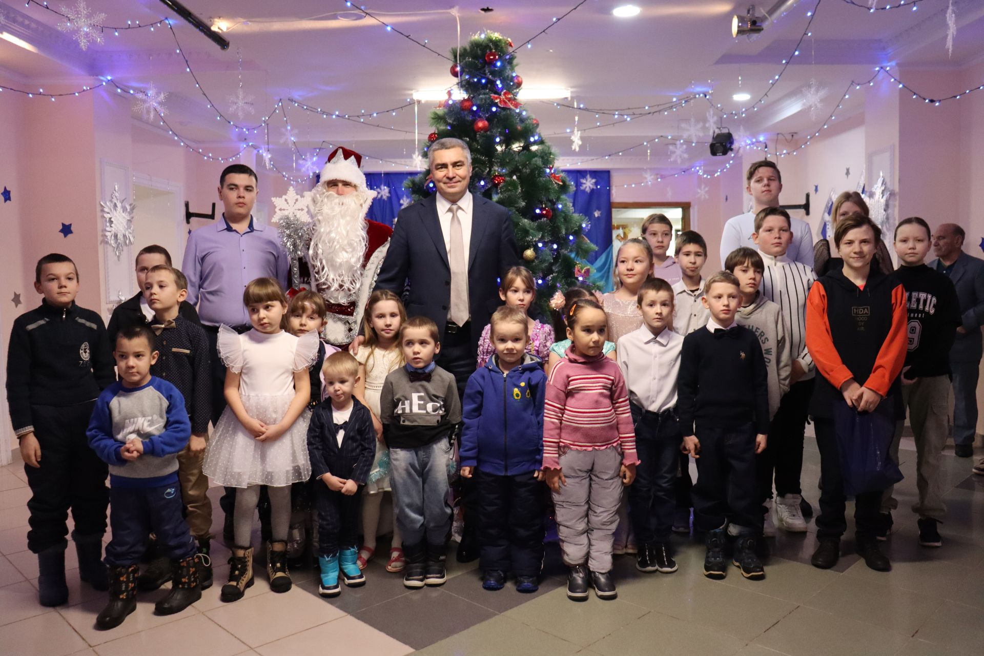 Праздник к нам стучится