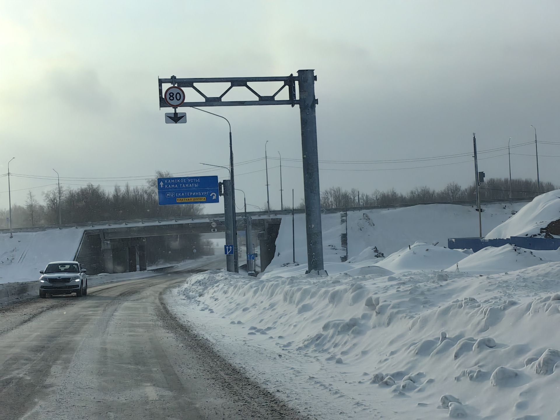 Движемся по новому мосту через Волгу