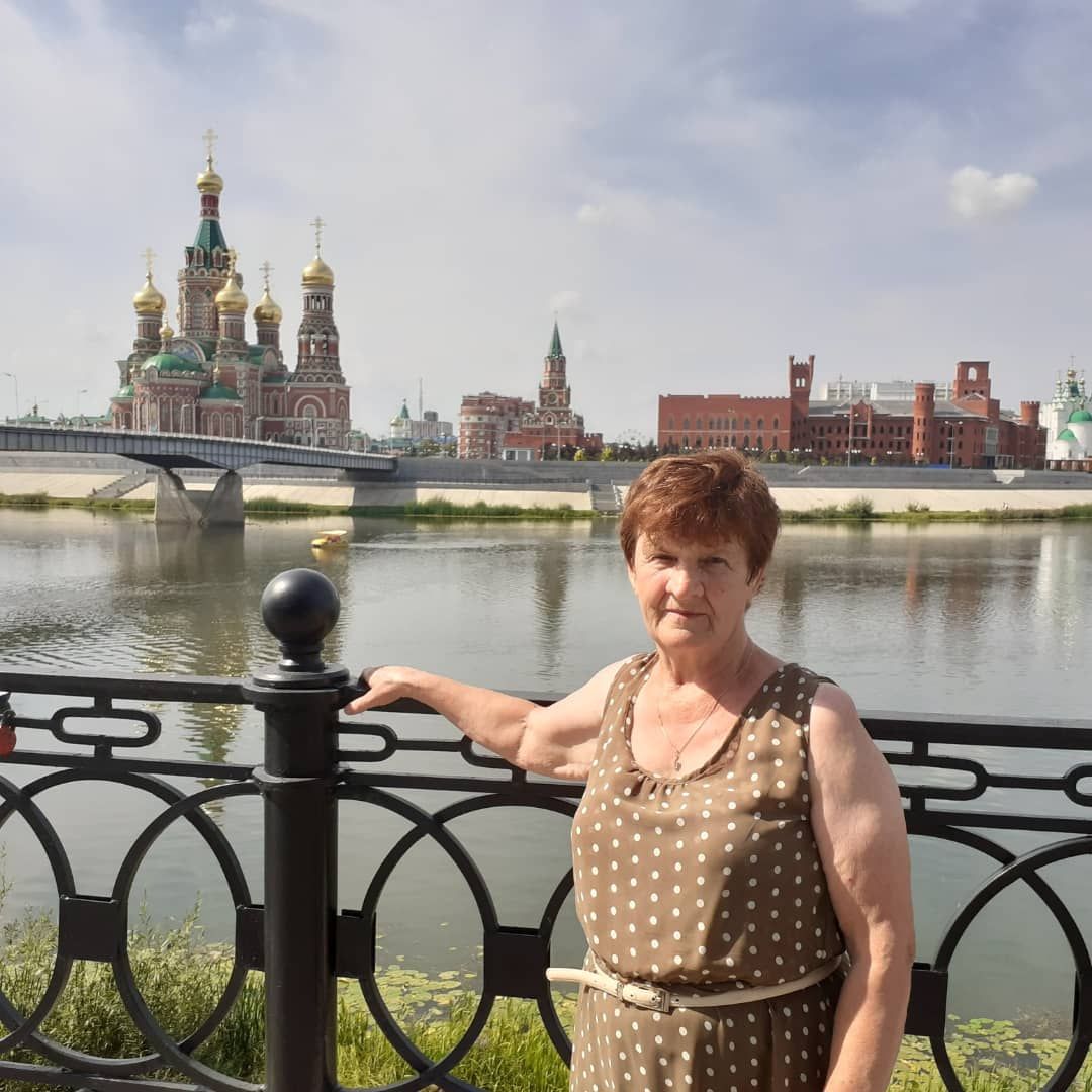 Навстречу ветру идет по жизни эта хрупкая женщина