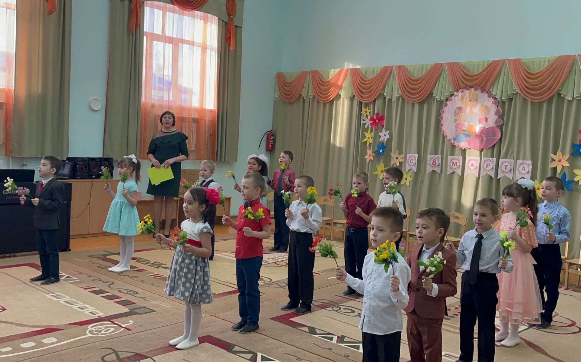 В школах и детских садах поздравили мам и бабушек