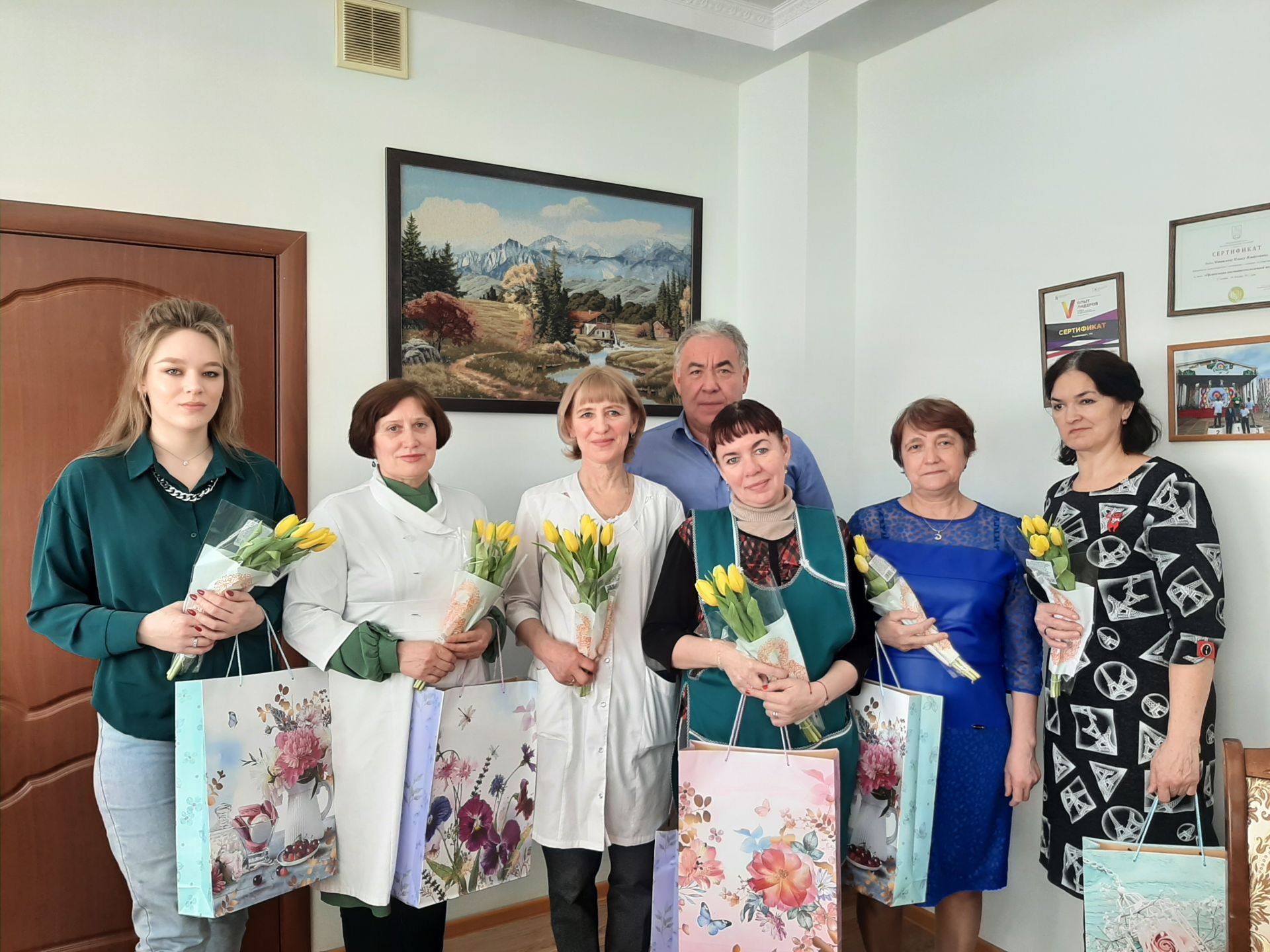 В ЦРБ в преддверии 8 Марта поздравили сотрудниц ЦРБ - мам и жен мобилизованных