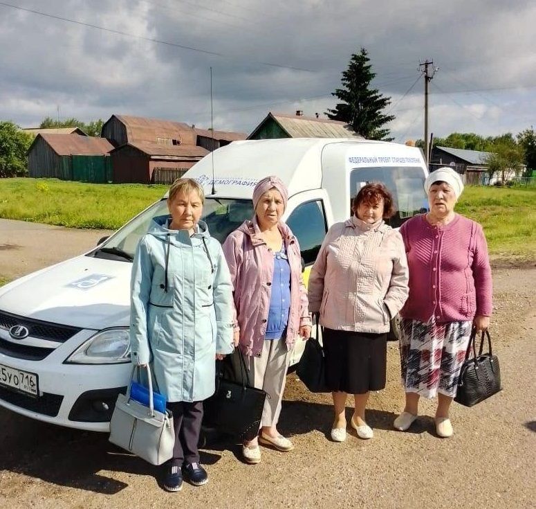 В районе продолжается работа по доставке сельских жителей старше 65 лет в медицинские учреждения