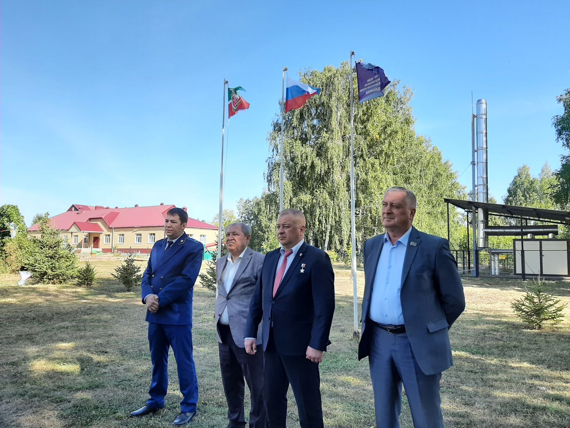 Герой России принял участие в торжественной линейке в Затонской школе