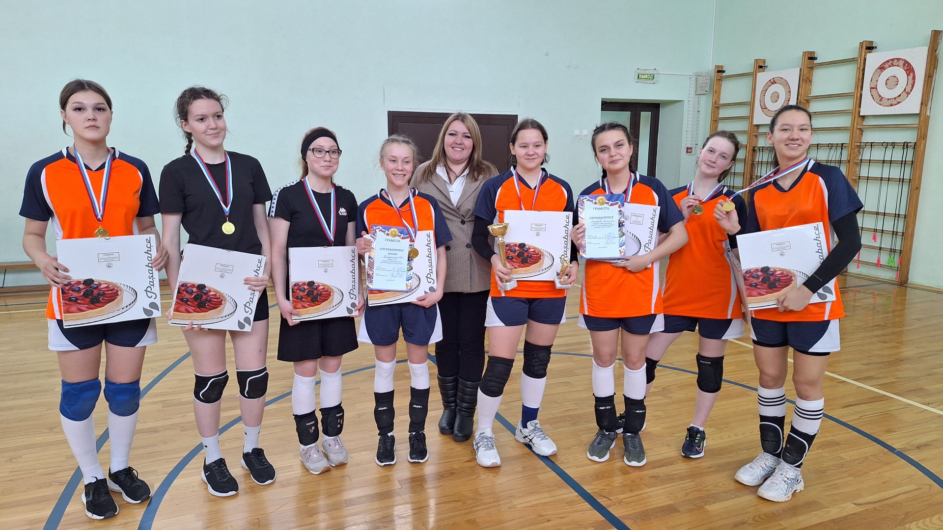 Камскоустьинские спортсменки встретились на волейбольной площадке