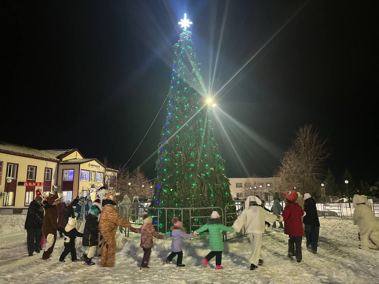В Камском Устье зажгли огни на центральной елке района