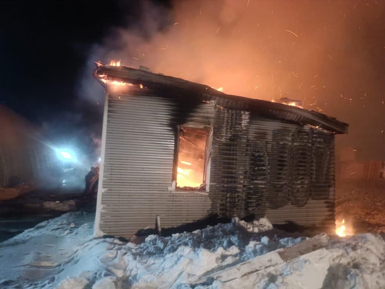 Барак с рабочими загорелся в Татарстане
