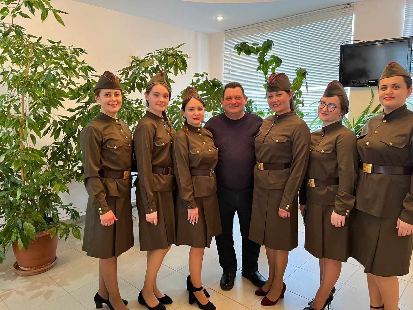 Сотрудницы Камско-Устьинской ЦРБ поздравили своих коллег с 23 февраля