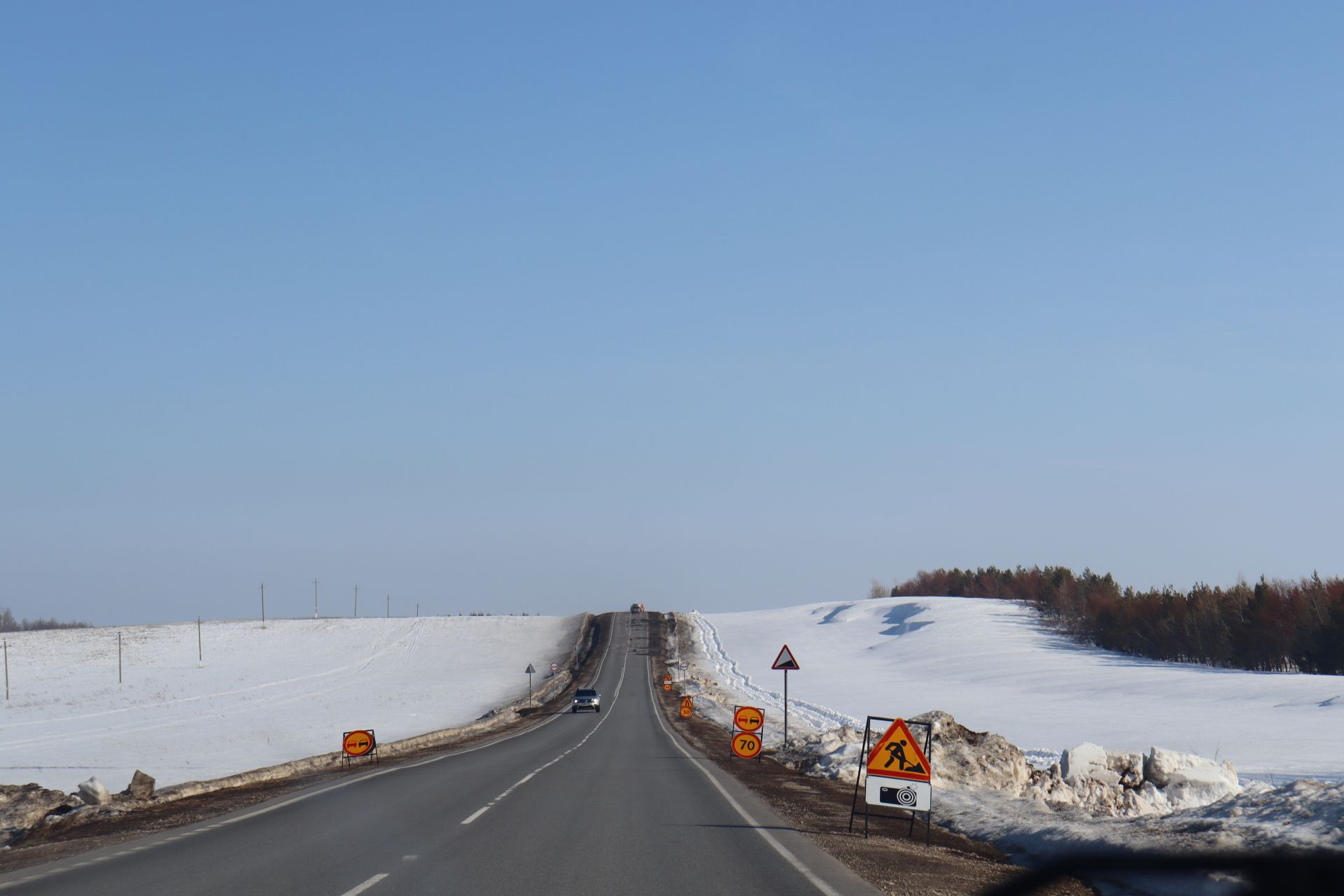 В Камско-Устьинском районе продолжается ямочный ремонт дорог