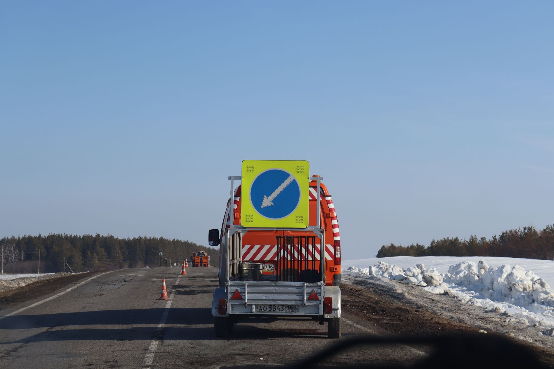 В Камско-Устьинском районе продолжается ямочный ремонт дорог