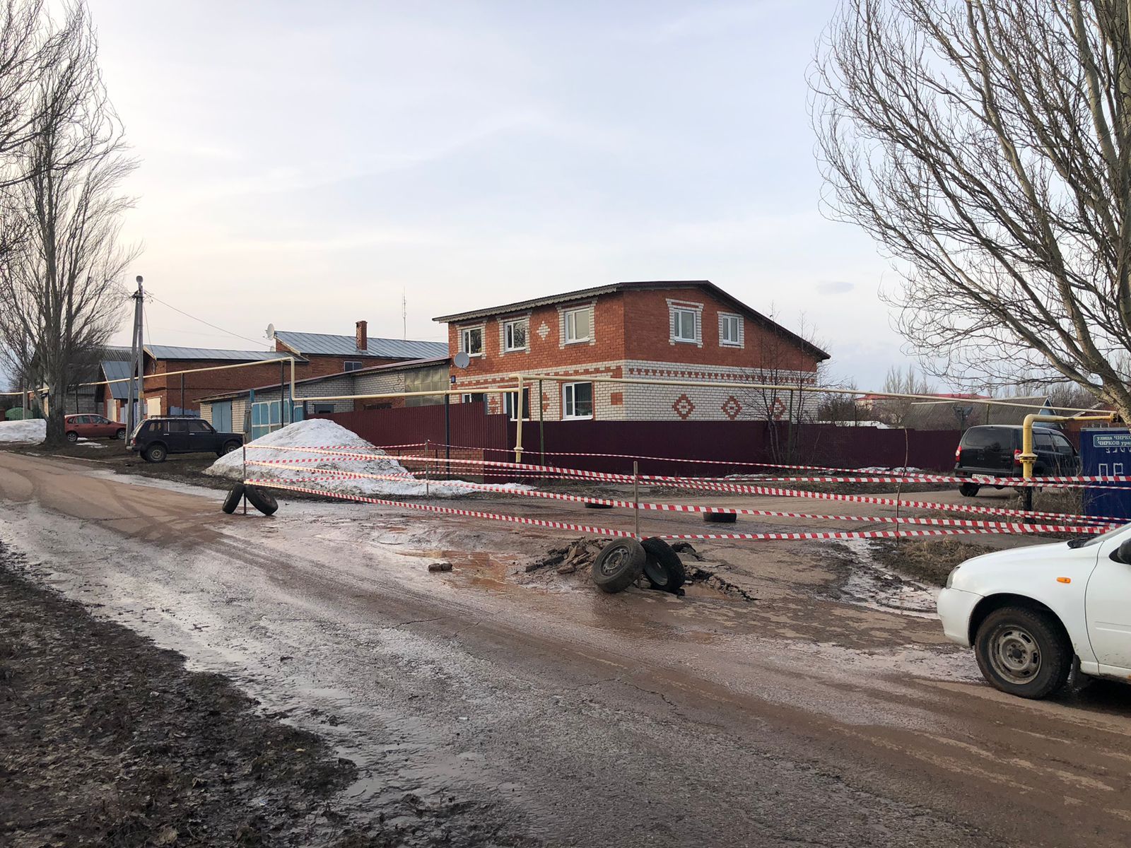 На одной из улиц Камского Устья образовался провал