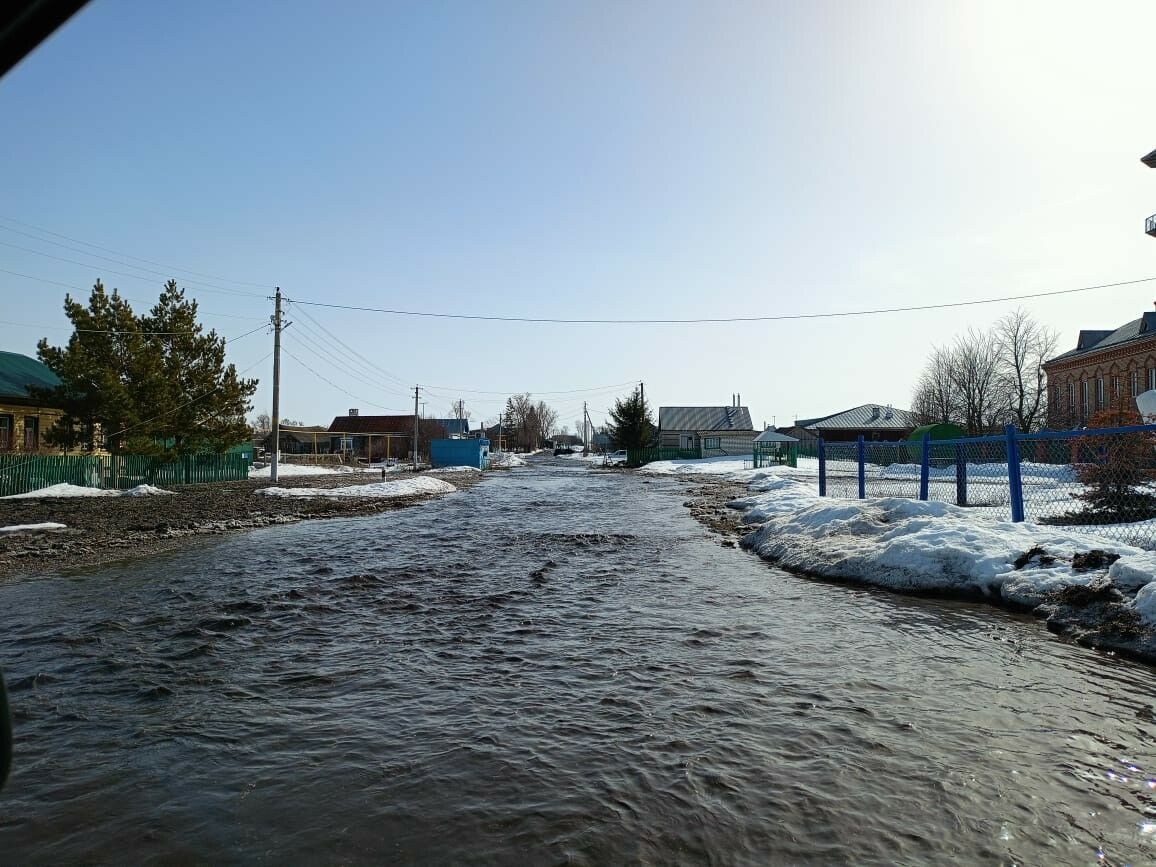 В соседнем районе талые воды затопили село