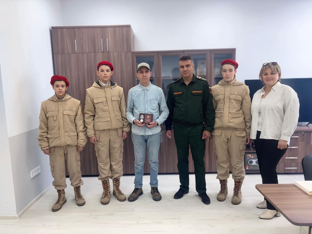 Камскоустьинцу вручили боевую награду