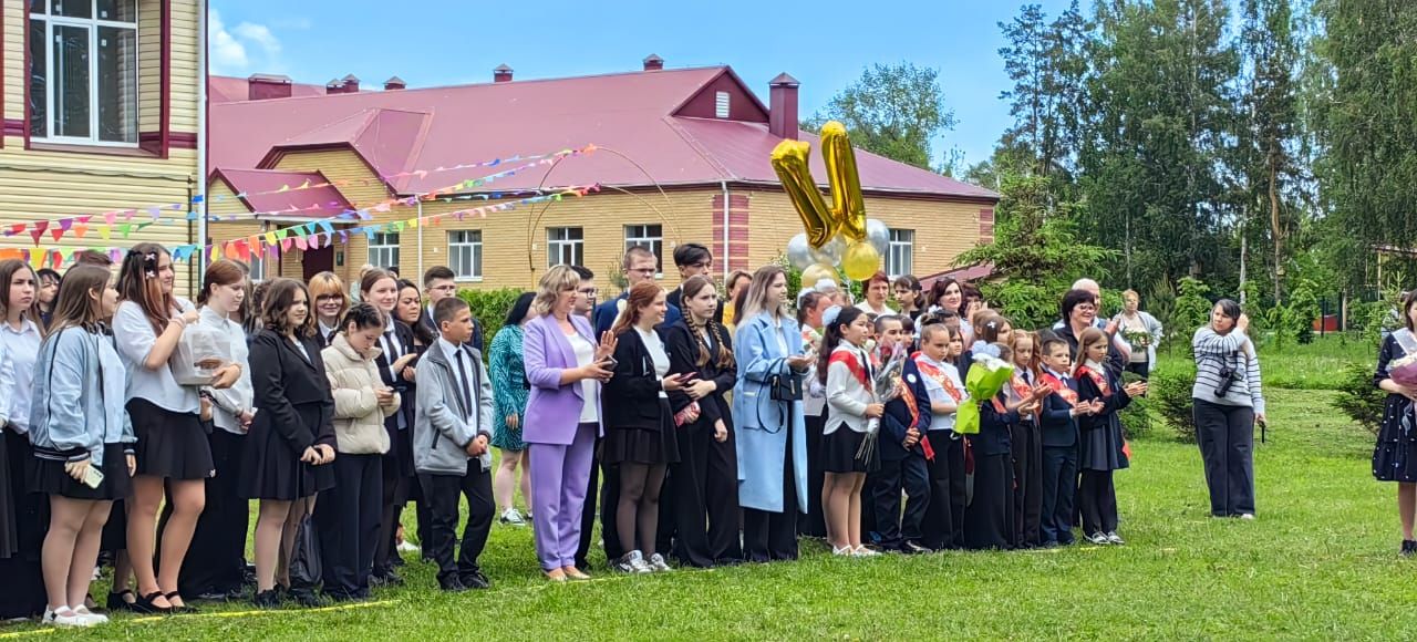 Четыре выпускника окончили Затонскую школу